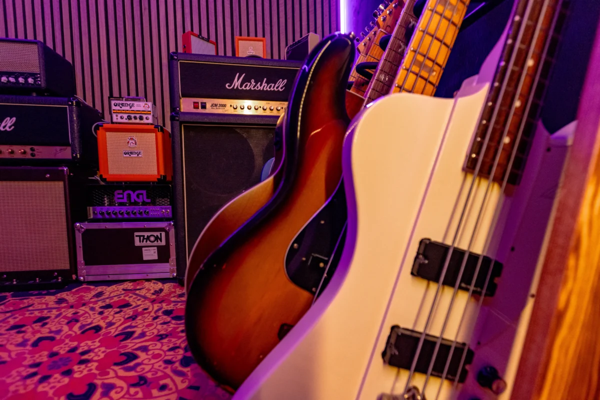 Sala b y guitarras